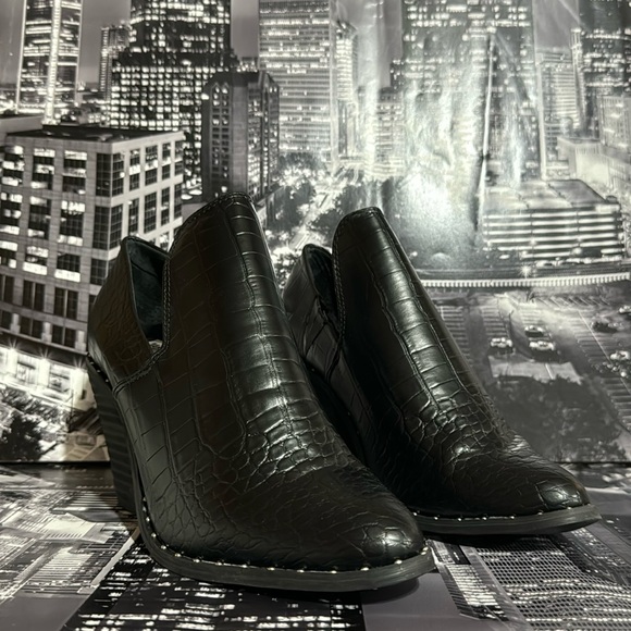 Very G Ankle Boots - Picture 1 of 6